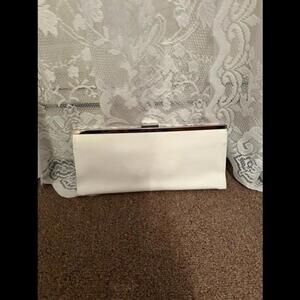 Timeless Elegance: Vintage White Clutch – Your Fashion Statement Piece